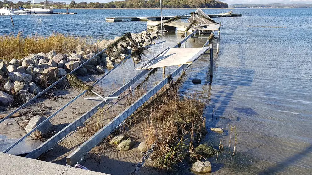 Et billede af Præstø badebro gået i stykker