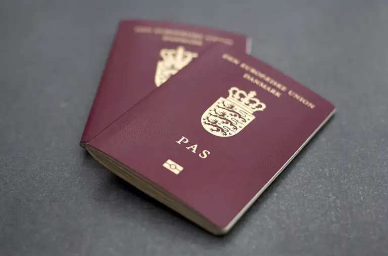 Billede af to danske pas på et bord