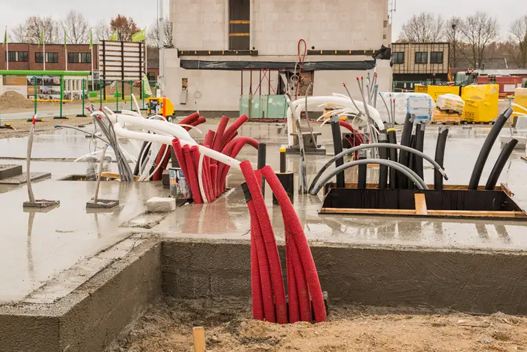 Byggeplads sokkel med rør