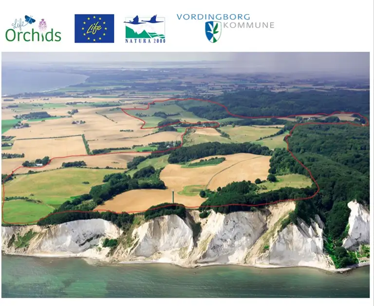 Billedet viser et luftfoto af projektomr&aring;det samt logoer