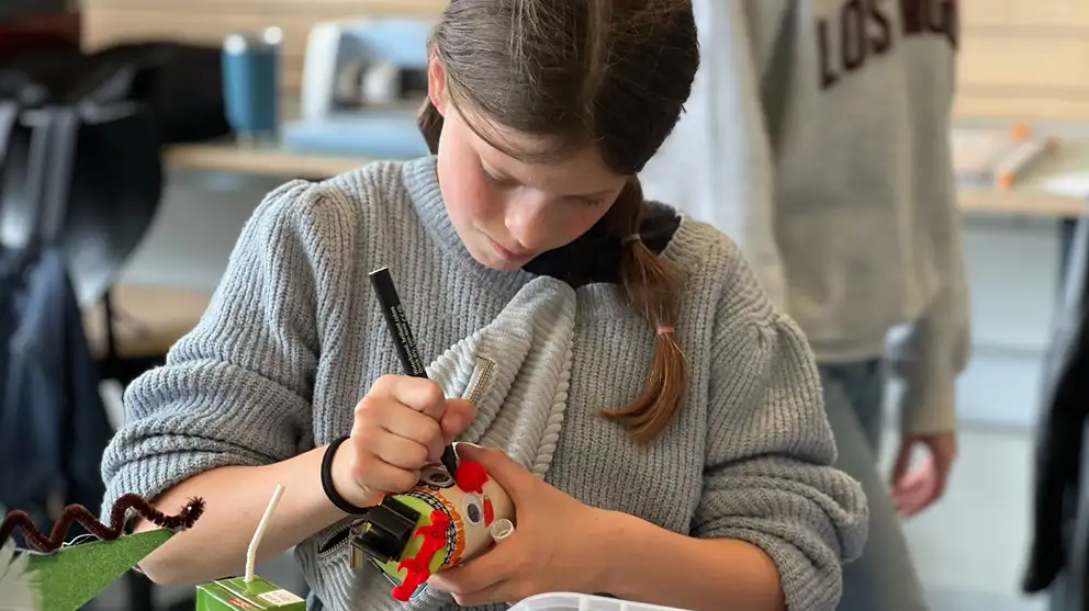 Barn koncentrerer sig om kreativ aktivitet til Makerfestival