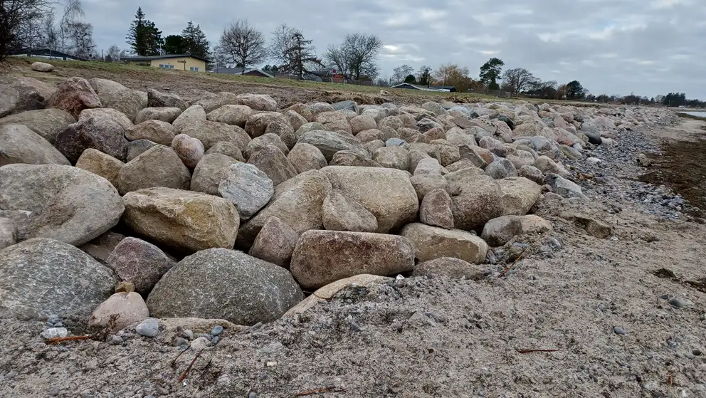 Genopbygget dige langs kyst