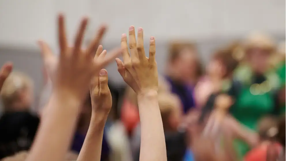 Hænder strakt op i luften 
