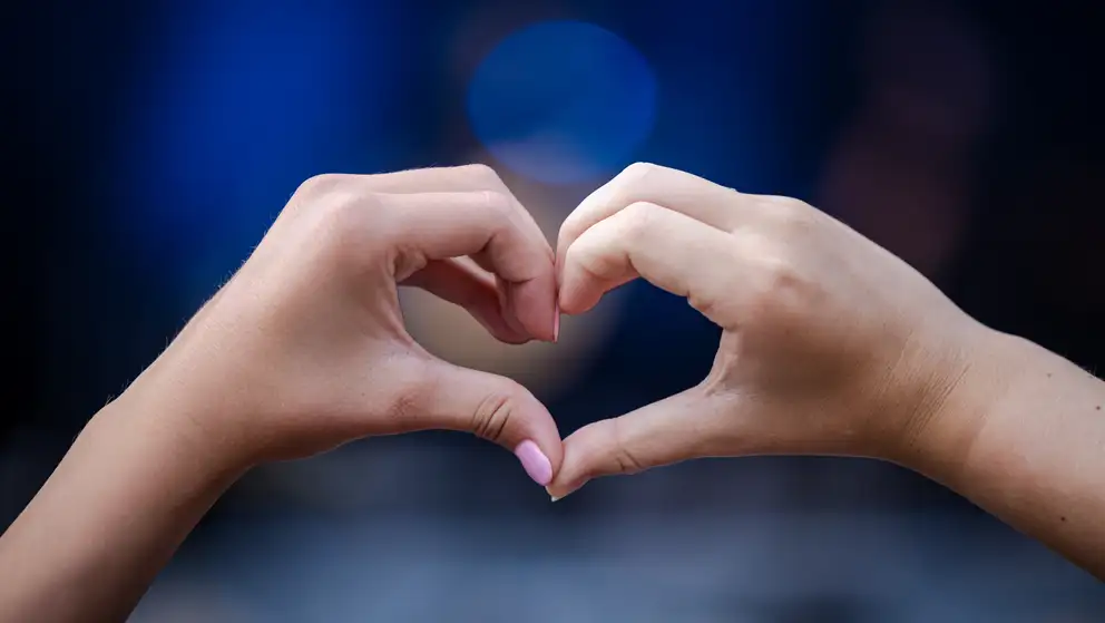 To hænder, der former et hjerte