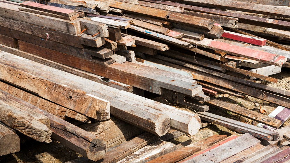 Billede af en bunke gammelt tømmer