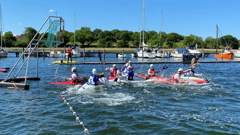 Kajakpolospillere i havet
