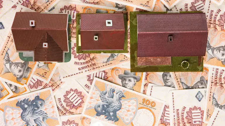 Huse ovenpå pengesedler