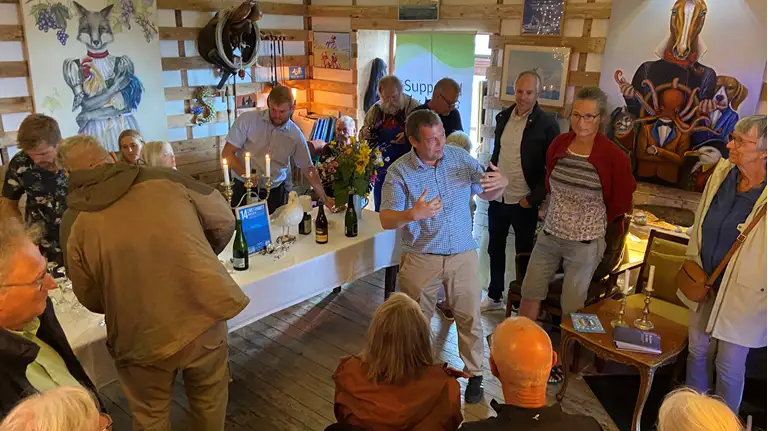 Konsulent Søren Sørensen holder tlale ved indvielsen af 25 biohuts i Klintholm Havn