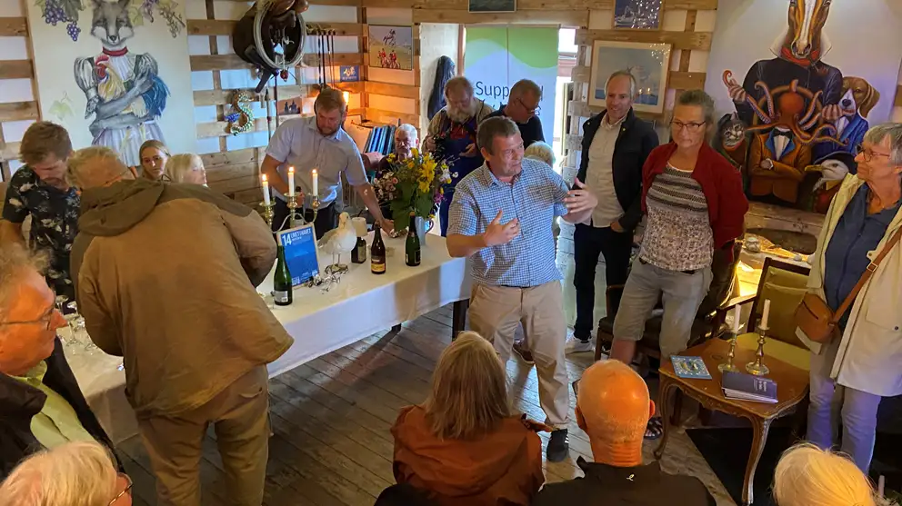 Konsulent Søren Sørensen holder tlale ved indvielsen af 25 biohuts i Klintholm Havn