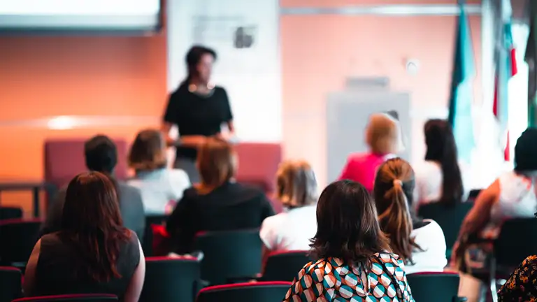 Mennesker der lytter til taler