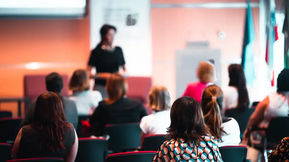 Mennesker der lytter til taler