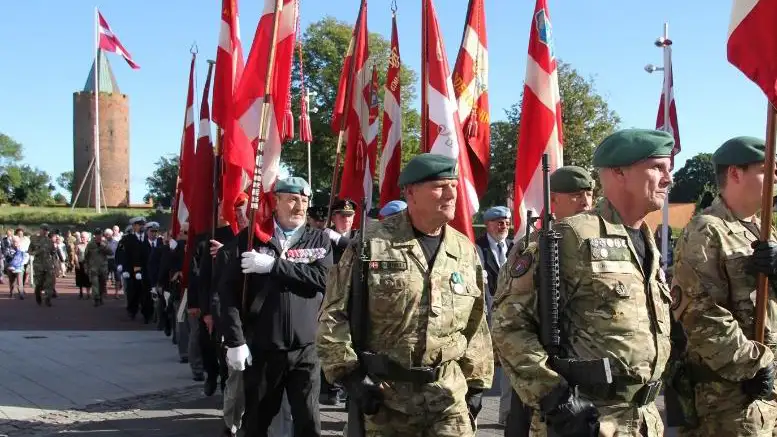 Soldater marcherer med dannebrog