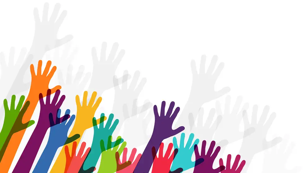 Farvede hænder rækker op i luften 
