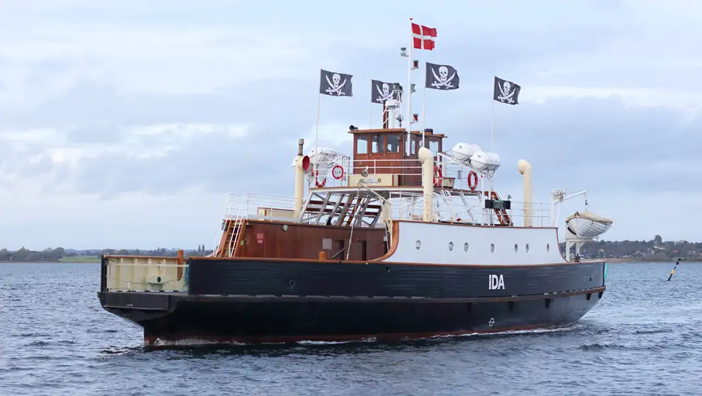 Færgen IDA med piratflag