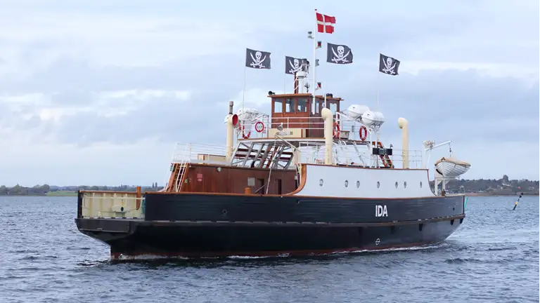 Færgen IDA med piratflag