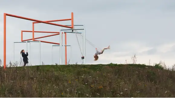 Pige gynger på kunstværk