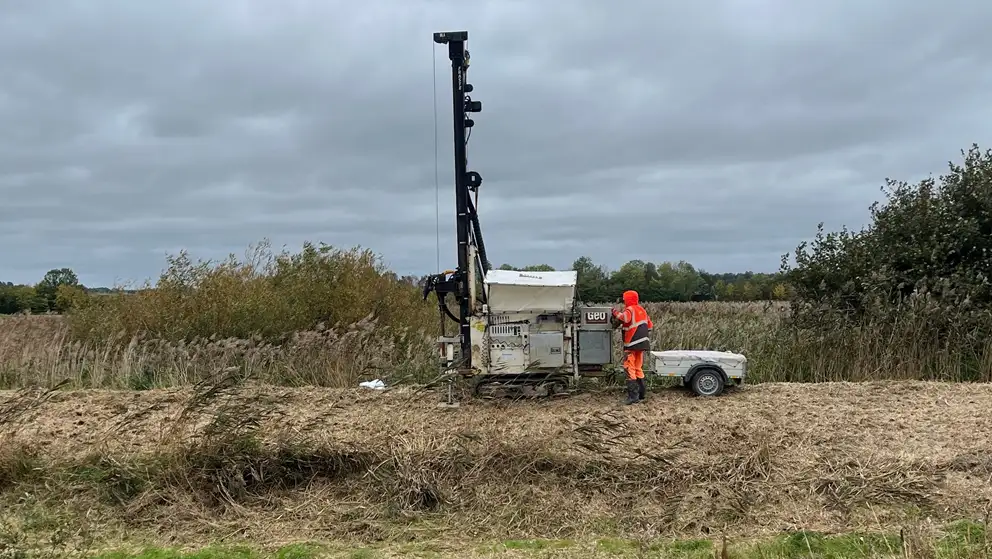 Maskine på larvefødder, der borer ned i et dige