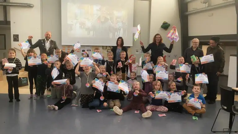 Borgmester Mikael Smed sammen med børnene fra 0.b på Svend Gønge-skolen