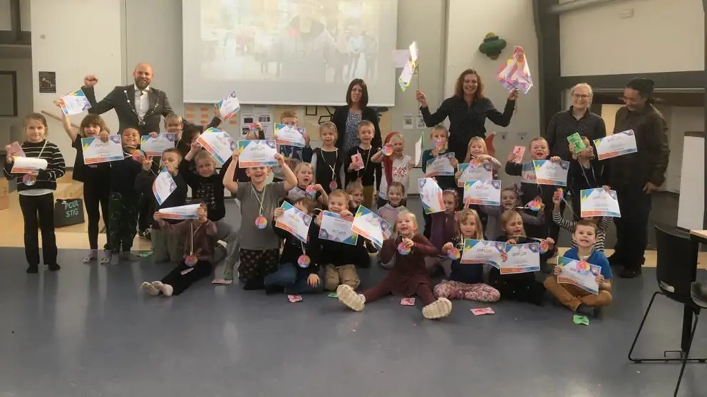 Børnene fra 0.b på Svend Gønge-skolen fejrer sejren i Skole-OL sammen med borgmester Mikael Smed