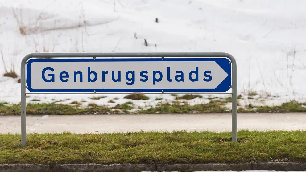 Billede af et skilt der viser mod genbrugspladsen