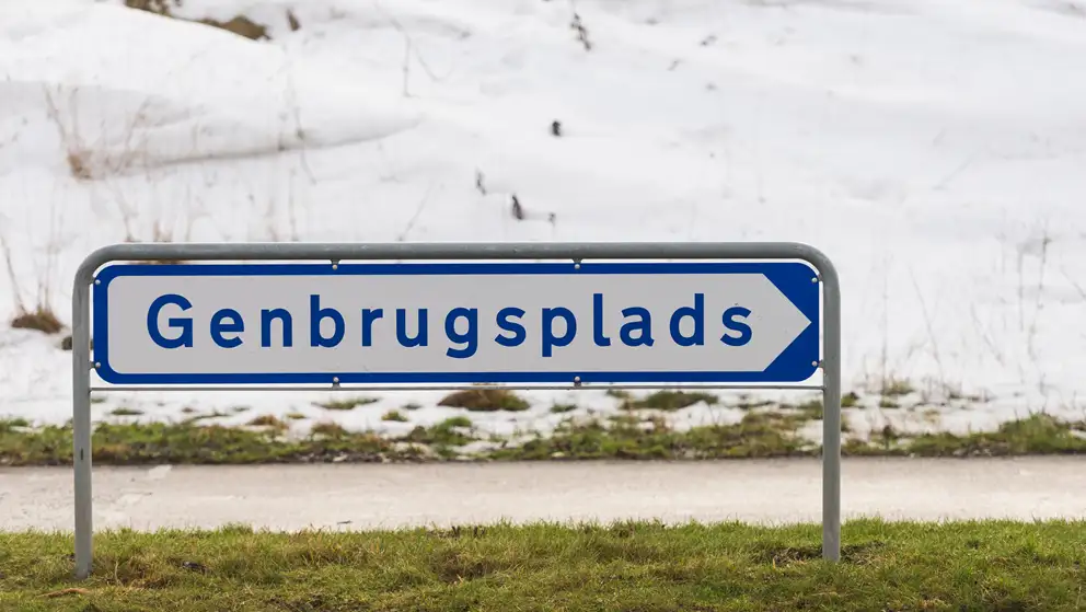 Billede af et skilt, der viser mod genbruspladsen