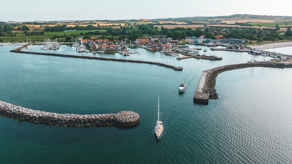 Dronebillede af Klintholm Havn fra vandsiden