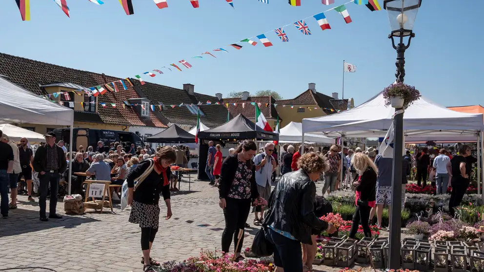 Billede fra Fransk forår 2018 - mennesker og boder på gaden 