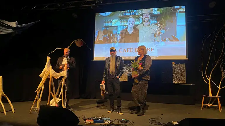 Vindere af Publikumspris 2024 på scenen med Mikael Smed