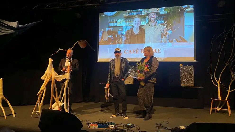 Vindere af Publikumspris 2024 på scenen med Mikael Smed