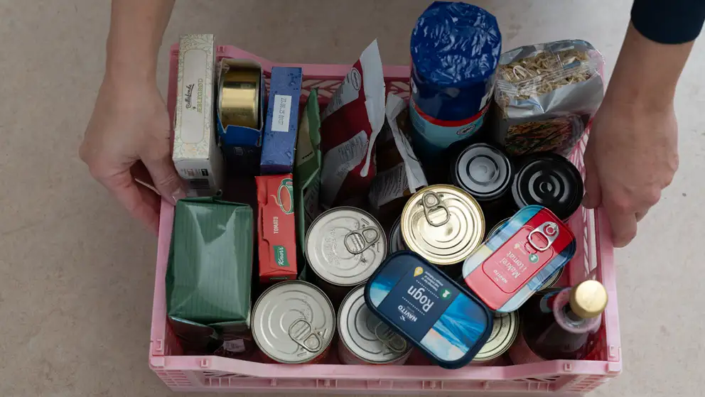 Billede af kasse med forskellige langtidsholdbare madvarer i poser og på dåse