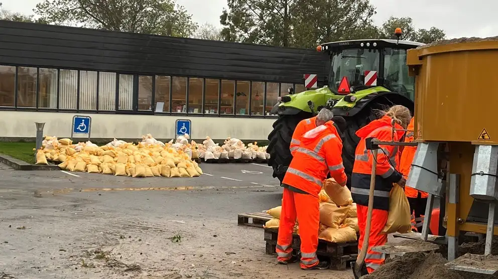 Sandsække der stables for at forhindre oversvømmelse af bygning