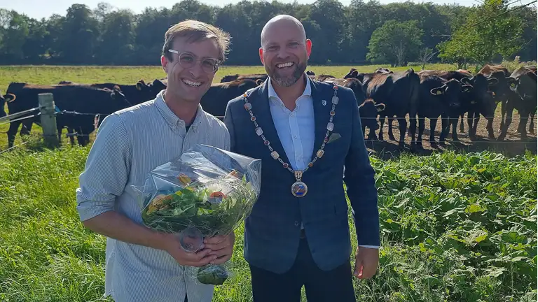 Borgmester Mikael Smed overrækker Natur- og Miljøprisen 2023 til August Hage på Oremandsgaard Gods