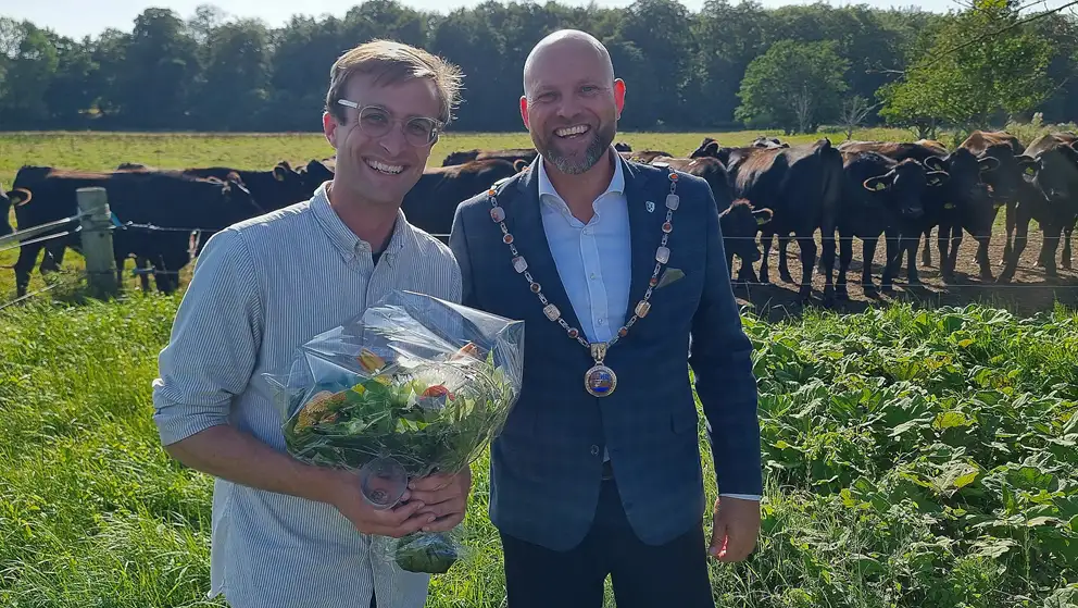 Borgmester Mikael Smed overrækker Natur- og Miljøprisen 2023 til August Hage på Oremandsgaard Gods