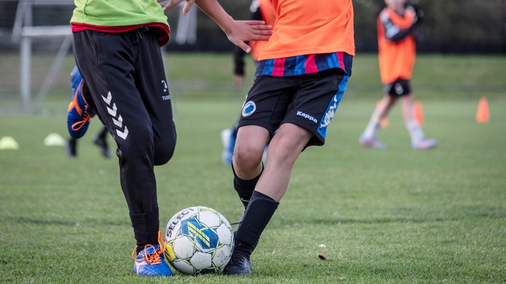 Børn der spiller fodbold