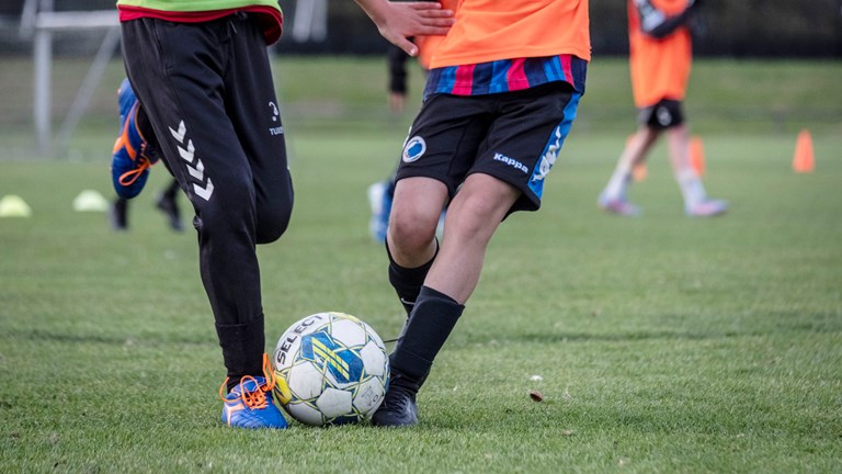 Børn der spiller fodbold