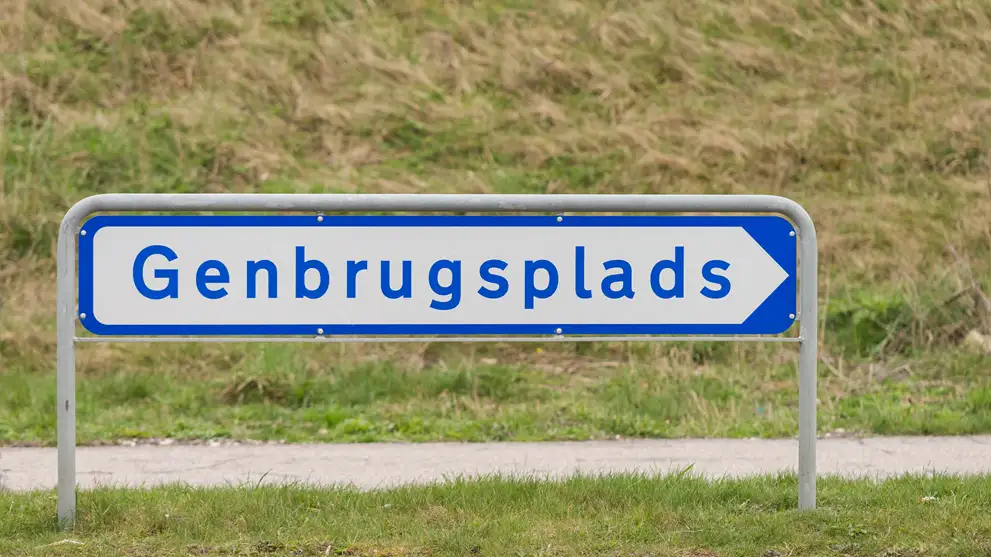 Billede af et skilt, der viser mod genbrugspladsen