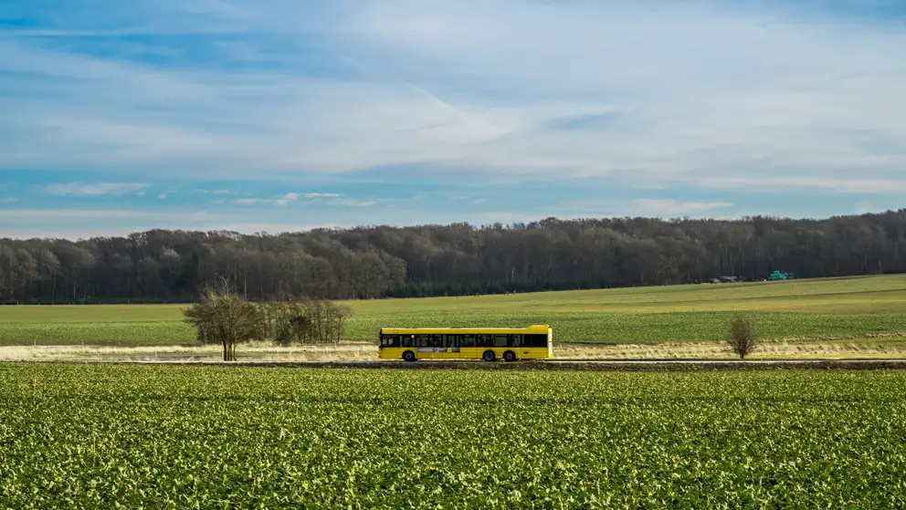 Bus kører i landskabet