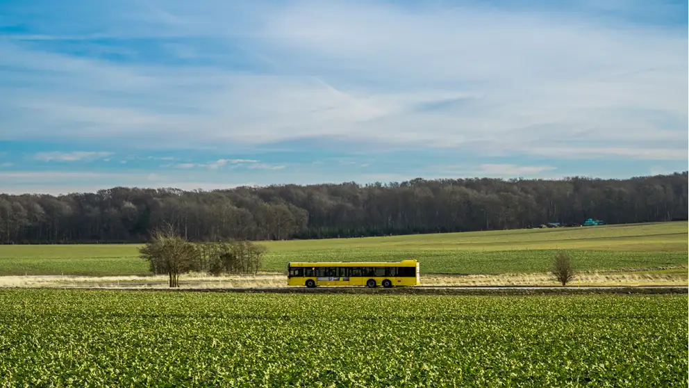 Bus kører i landskabet