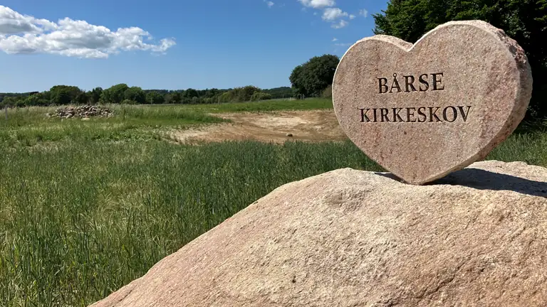 Monument ved Bårse Kirkeskov