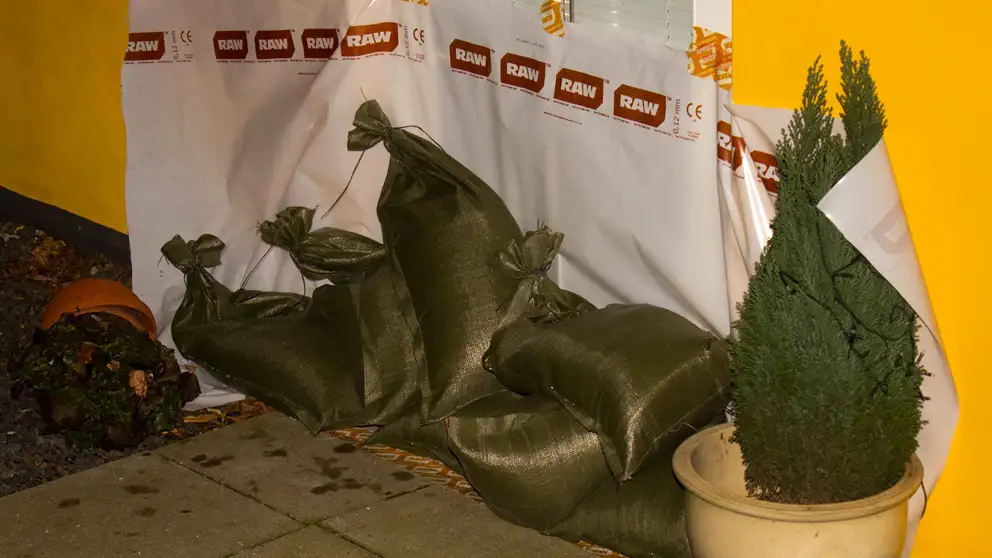 Billede af Sandsække foran en dør