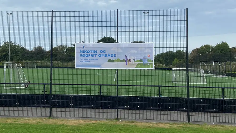 Banner på Stege Stadion med teksten Nikotin- og røgfrit område
