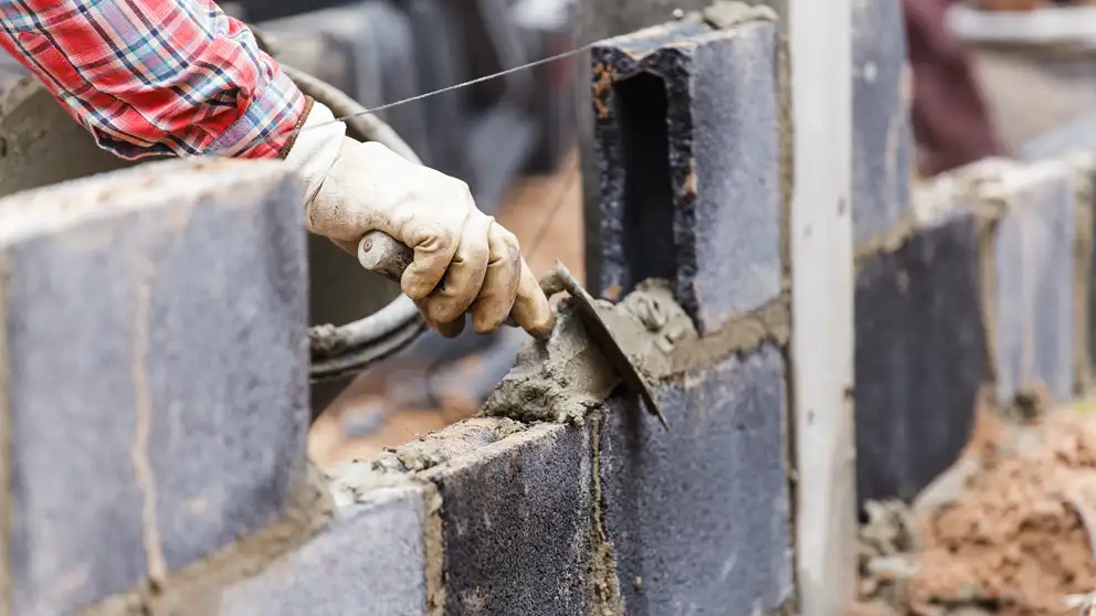 Murer lægger mørtel på gasbeton