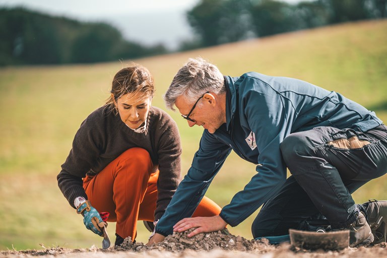 H.M. Dronningen udplanter timian sammen med projektleder Carsten Horup