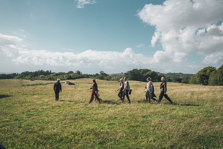 H.M. Dronningen på vandretur i klintelandskabet med blandt andre borgmester Mikael Smed og direktør for Geocenter Møns Klint Nils Natorp. Foto: Mads Tolstrup