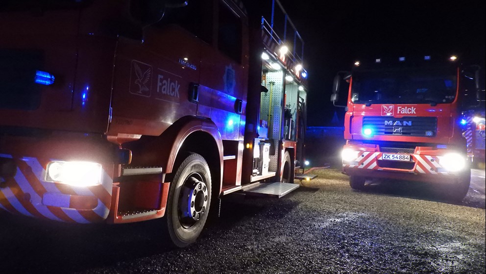 Billede af Falck brandbiler med blå blink i mørke