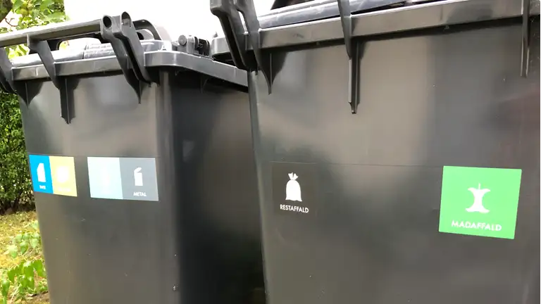 Sorte affaldsspande med logoer