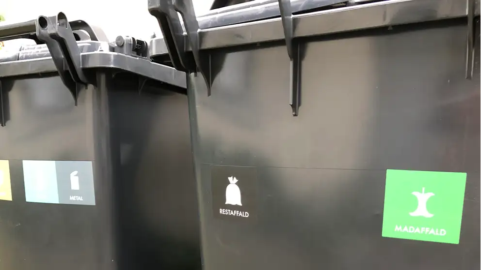 Sorte affaldsspande med logoer