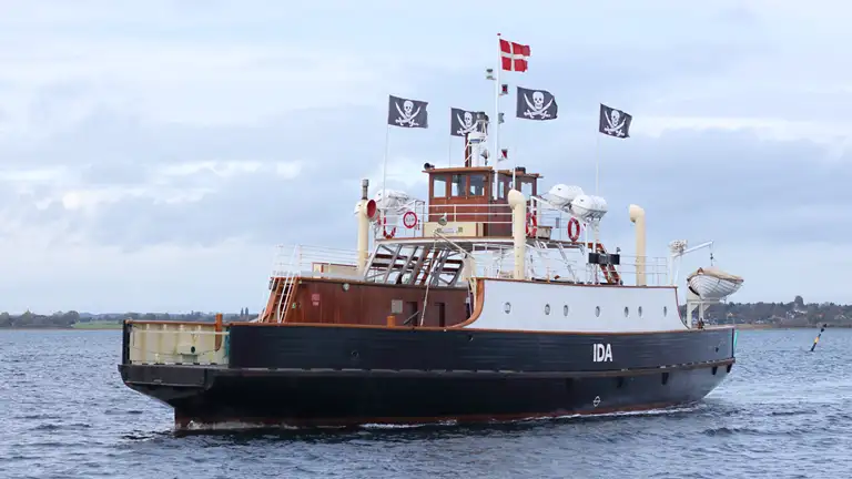 Færgen Ida med piratflag