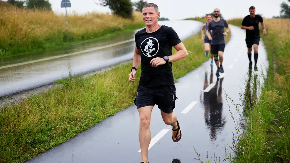 Billede af en flok løbere i regnvejr