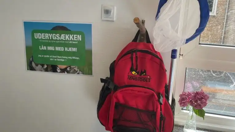 Uderygsæk med insektnet på knage i institution